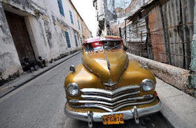 Un viejo automóvil estadounidense en una calle de La Habana.