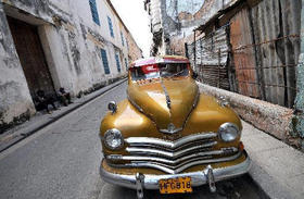 Un viejo automóvil estadounidense en una calle de La Habana. Un viejo automóvil estadounidense en una calle de La Habana.