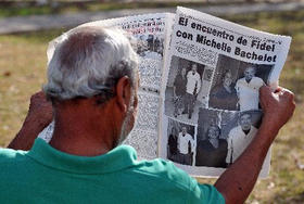 Un cubano lee un periódico en Cuba