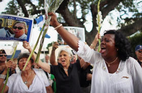 Berta Soler participa junto a exiliados cubanos en un evento en el Parque Merrick en Coral Gables, Florida, en esta foto de archivo