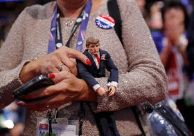 Una delegada sostiene un muñeco de Donald Trump el segundo día de la Convención Republicana, en esta foto de archivo
