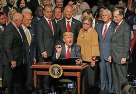 El presidente Donald Trump firma en Miami el cambio de política hacia Cuba