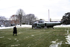 El mandatario estadounidense Donald Trump avanza hacia el helicóptero presidencial a comienzos de este año