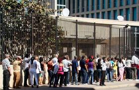 Cubanos hacen fila para trámites en la ahora Embajada de Estados Unidos en La Habana