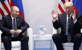Los presidentes Vladimir Putin y Donald Trump durante su encuentro en Hamburgo, Alemania, el 7 de julio