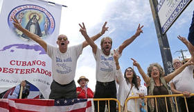 Exiliados en Miami celebran el cambio de política hacia Cuba por parte de Trump