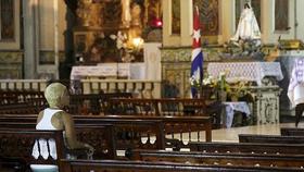 Cubana en una iglesia de La Habana