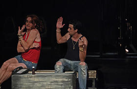 Los actores Juan David Ferrer (izquierda) y Ariel Teixidó, durante la representación de la obra teatral Talco, en Miami.