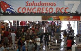 Un cartel alusivo al VII Congreso del Partido Comunista de Cuba (PCC) en un centro comercial de La Habana