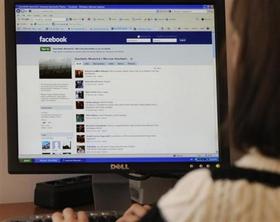 Una mujer navega en la página de Facebook del Museo de Auschwitz