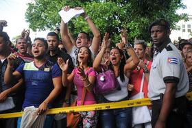 Protesta de cubanos cerca de la embajada de Ecuador en La Habana, el viernes 27 de noviembre