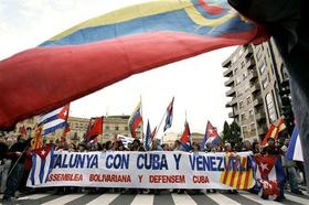 Manifestación en España a favor del régimen cubano, en Salamanca, 2005. (AP)