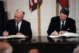 Mijail Gorbachov y Ronald Reagan