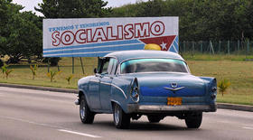 Un viejo automóvil estadounidense por una carretera en Cuba