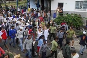 Miembros de las Damas de Blanco que participan en una protesta son rodeadas por contramarchistas pro-gubernamentales, en esta foto de archivo el miércoles 17 de marzo de 2010, en la barriada de Párraga en La Habana (Cuba)