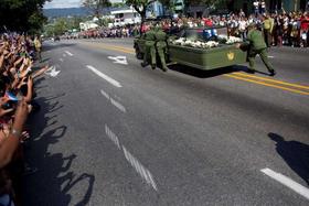 Empujando el vehículo con las cenizas de Fidel Castro