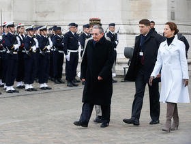 El gobernante cubano Raúl Castro junto Segolene Royal, ministra de Ecología, desarrollo sustentable y energía, asiste a una ceremonia en la Tumba del Soldado Desconocido en París. Atrás se ve a Raúl Guillermo Rodríguez Castro, guardaespaldas y nieto de Castro