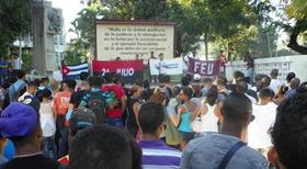 Estudiantes santiagueros en un acto en contra de las becas World Learning (foto: Eduardo Palomares, Granma)