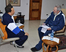 El presidente de Venezuela, Hugo Chávez (i), durante la reunión que sostuvo con el líder cubano Fidel Castro (d), el domingo 3 de julio de 2011, en La Habana