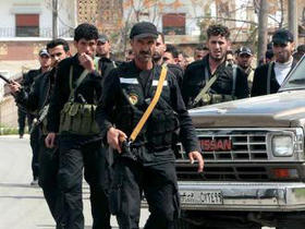 Fuerzas represivas sirias se enfrentan a los manifestantes en Daraa, en esta foto de archivo