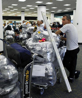 Un cubanoamericano con destino a la Isla, en el Aeropuerto Internacional de Miami. (REUTERS)