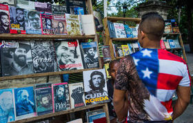 Un cubano vestido con una camiseta con la bandera de Estados Unidos en una calle de La Habana