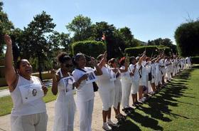 Las Damas de Blanco marchan portando retratos del opositor Wilman Villar, fallecido en una huelga de hambre el 18 de enero, el domingo 22 de enero de 2012, por la 5ta Avenida de La Habana (Cuba). (EFE) Las Damas de Blanco marchan portando retratos del opositor Wilman Villar, fallecido en una huelga de hambre el 18 de enero, el domingo 22 de enero de 2012, por la 5ta Avenida de La Habana