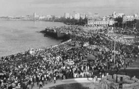 Personas llenando las calles durante la celebración de la victoria de Fidel Castro