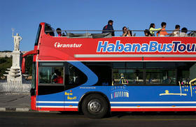 Un ómnibus turístico espera a los visitantes en La Habana Vieja
