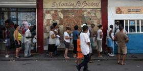 Cola o fila para adquirir pan en Cuba, en esa foto archivo
