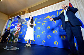 Yoani Sánchez y Juan Mendieta, director de comunicaciones del Miami Dade College, durante el acto celebrado en la Torre de la Libertad, Miami (© Rui Ferreira 2013)